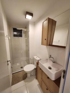 サンパウロにあるApê acolhedor à 5 min Aeroporto Congonhasのトイレ、洗面台、シャワー付きのバスルーム