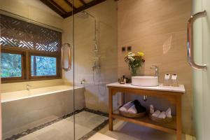 un bagno con lavandino e doccia di Ulun Ubud Resort - CHSE Certified ad Ubud