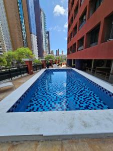 a swimming pool in the middle of a building at Flat Beira Mar Meireles in Fortaleza
