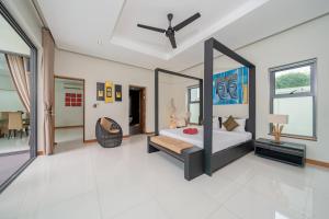 een slaapkamer met een bed en een grote spiegel bij Relax & Enjoy Stay! Elegant 3BR Pool Villa Talosy in Rawai Beach