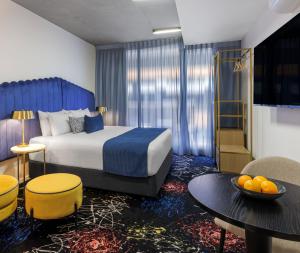 Postel nebo postele na pokoji v ubytování Oaks Melbourne St Kilda Road Hotel