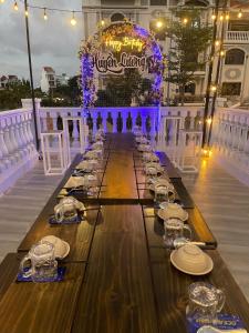 un lungo tavolo con piatti e bicchieri di Ocean Beer Homestay a Phan Thiet Altre 12 foto