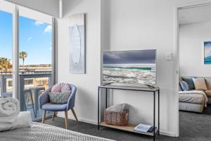ein Wohnzimmer mit Blick auf das Meer in der Unterkunft Kiama Sea Breeze Apartment in Kiama