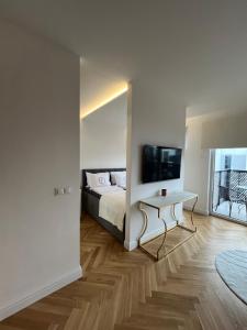 Un pat sau paturi într-o cameră la Studio - Podskarbińska