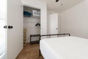 Ένα ή περισσότερα κρεβάτια σε δωμάτιο στο Be A Nomad - Spacious Home close to Mayo & Beaches +24 φωτογραφίες
