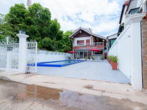 Bazén v ubytování Vientiane Ruby Villa Hotel nebo v jeho okolí