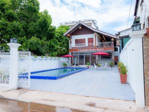 Bazén v ubytování Vientiane Ruby Villa Hotel nebo v jeho okolí