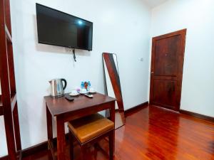 TV a/nebo společenská místnost v ubytování Vientiane Ruby Villa Hotel
