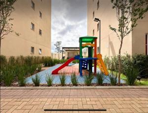 une aire de jeux au milieu d'un bâtiment dans l'établissement #2 Apto Top próx Metrô-Allianz Parque-Pró Magno, à São Paulo