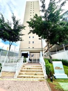 Un escalier mène à un bâtiment avec une tour. dans l'établissement #2 Apto Top próx Metrô-Allianz Parque-Pró Magno, à São Paulo