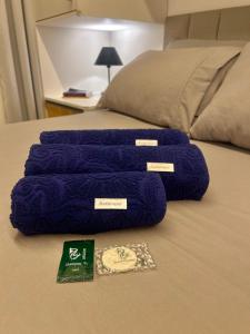 - 2 serviettes assises au-dessus d'un lit dans l'établissement #2 Apto Top próx Metrô-Allianz Parque-Pró Magno, à São Paulo