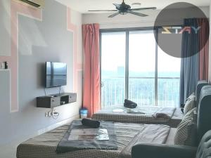 un salon avec deux lits et une grande fenêtre dans l'établissement S21-13A Teega Family Cozy Suites Netflix BySTAY, à Iskandar Puteri