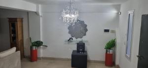 ein Zimmer mit einem Kronleuchter an einer Wand mit Pflanzen in der Unterkunft Wellnes in Villa Achával + 3 Fotos