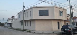 ein Gebäude mit einem davor geparkten Auto in der Unterkunft Wellnes in Villa Achával