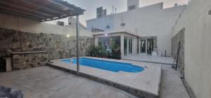 ein Haus mit einem Pool im Innenhof in der Unterkunft Wellnes in Villa Achával