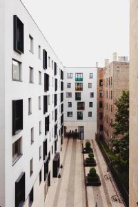 リガにあるDzirnavu Apartmentの2棟の間の廊下の景色