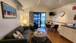 Posezení v ubytování Bridport Beach Cottages