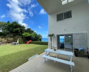 Garður fyrir utan Villa Yukuru Ishigaki - ビーチ付きヴィラ