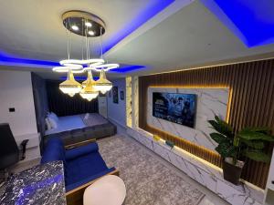 Area soggiorno di Cozy Pent House with Balcony for R&R