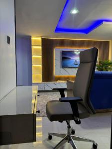 Area soggiorno di Cozy Pent House with Balcony for R&R