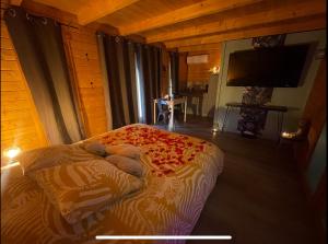 Kama o mga kama sa kuwarto sa Une Pause Douceur - Suite All in Wood