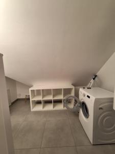 una lavanderia con lavatrice e lavatrice di Murtal Appartement Größingblick Top 5 a Zeltweg