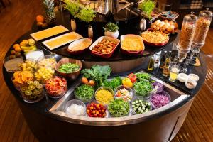 大阪Hotel Granvia Osaka-JR Hotel Group的自助餐,盛满了各种蔬菜