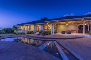 カイルア・コナにあるPACIFIC VISTA RETREAT Stunning 5BR Home Overlooking Ocean Privacy and Poolのプール付きの家
