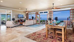 カイルア・コナにあるPACIFIC VISTA RETREAT Stunning 5BR Home Overlooking Ocean Privacy and Poolのリビングルーム(ダイニングテーブル付)、