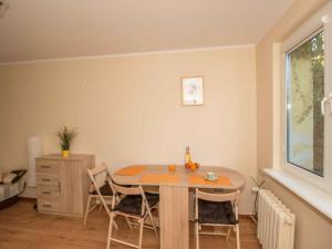 una mesa de comedor y sillas en una habitación en Apartament na Przymorzu, en Gdansk