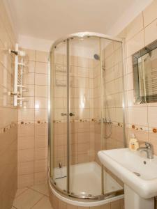 y baño con ducha y lavamanos. en Apartament na Przymorzu, en Gdansk