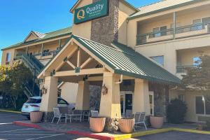 un hotel con tavoli e sedie in un parcheggio di Quality Inn & Suites Livermore Wine Country a Livermore