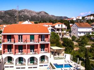 Un edificio con techo naranja y un complejo turístico. en Apartments Villa Lukas - ''No 9'' Gallery Two Bedroom Apartment with Balcony and Sea View, en Cavtat