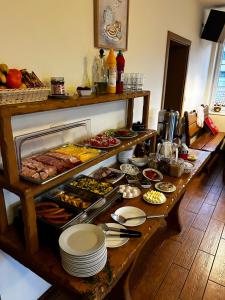stół z wieloma różnymi rodzajami żywności w obiekcie Mileżówka - Noclegi&SPA w Ustroniu +37 zdjęć