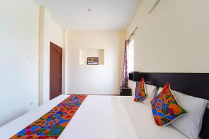 Postel nebo postele na pokoji v ubytování FabExpress Aarudras Residency - Nr Coimbatore Airport + 21 fotografií