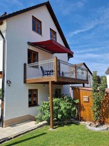 Budova, kde se apartmán nachází + 2 fotografie
