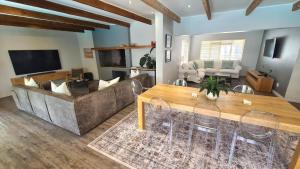 Μια τηλεόραση ή/και κέντρο ψυχαγωγίας στο Central Stellenbosch Home (4 bed, pool & inverter)