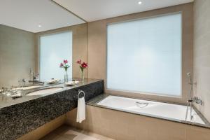 Grand Millennium Al Wahda Hotel and Executive Apartments Abu Dhabi的一间浴室