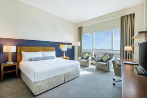 Grand Millennium Al Wahda Hotel and Executive Apartments Abu Dhabi客房内的一张或多张床位