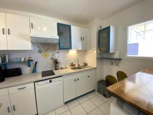 Dapur atau dapur kecil di VILLA MARINA 2 pieces avec parking et wifi centre