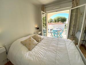 Katil atau katil-katil dalam bilik di VILLA MARINA 2 pieces avec parking et wifi centre