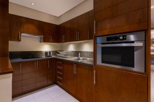 Grand Millennium Al Wahda Hotel and Executive Apartments Abu Dhabi的厨房或小厨房