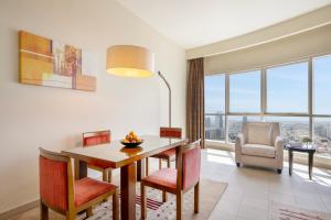 Grand Millennium Al Wahda Hotel and Executive Apartments Abu Dhabi的休息区