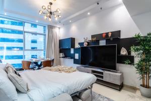 TV a/nebo společenská místnost v ubytování JBR Beach & Marina Walk I Ain Dubai view I 1 BDR