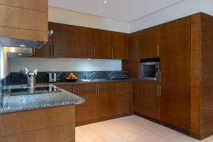 Grand Millennium Al Wahda Hotel and Executive Apartments Abu Dhabi的厨房或小厨房
