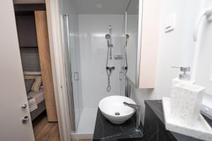 Un baño con ducha de cristal y lavabo. en Mobile Home Lotus, en Biograd na Moru