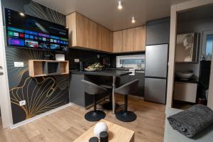 Una cocina con una mesa y sillas en una habitación. en Mobile Home Lotus, en Biograd na Moru 23 fotos más