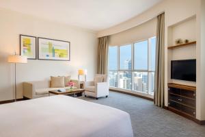 Grand Millennium Al Wahda Hotel and Executive Apartments Abu Dhabi的电视和/或娱乐中心