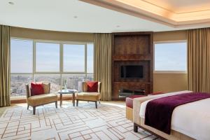 Grand Millennium Al Wahda Hotel and Executive Apartments Abu Dhabi客房内的一张或多张床位