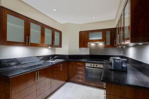 Grand Millennium Al Wahda Hotel and Executive Apartments Abu Dhabi的厨房或小厨房